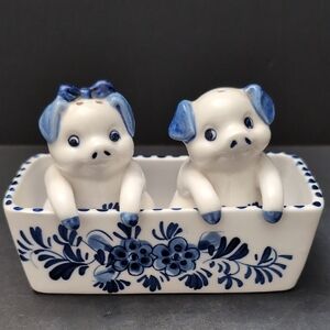 VTG,Deflt Blue/White Little Piggy Salt/Pepper Shaker Set.